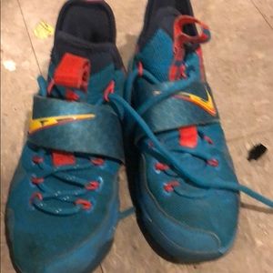 Nike boys Lebron sneakers